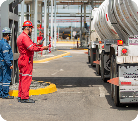 Foto de comercialización de combustibles y aceites ?al mayoreo de Vetterol